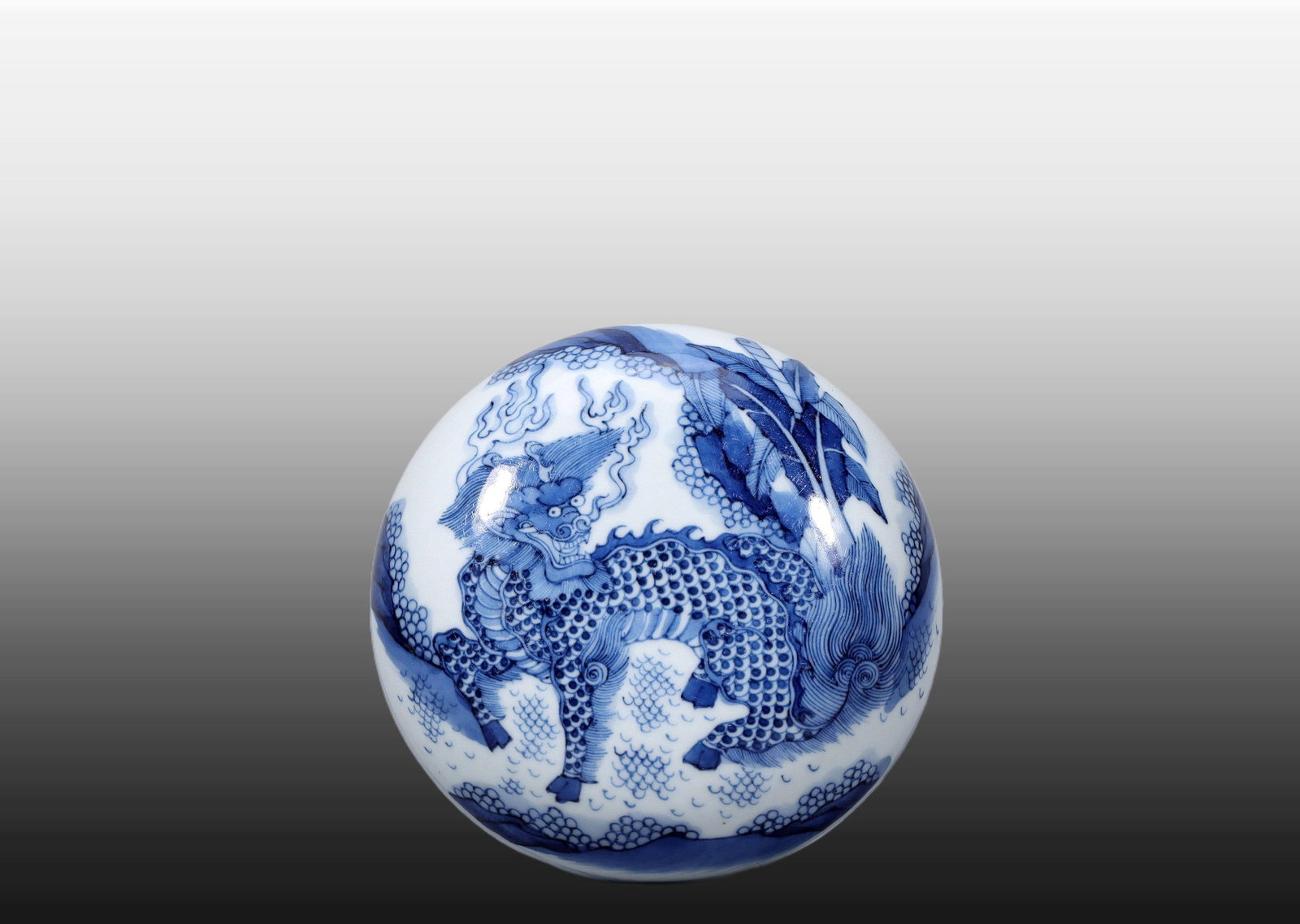 A Exquisite Blue and White Kylin Pattern Box: A Exquisite Blue and White Kylin Pattern Box,Qing Dynasty, China,Size:2inx3.7inx2.7in,Weight:220g 青花麒麟纹盒,中国清代