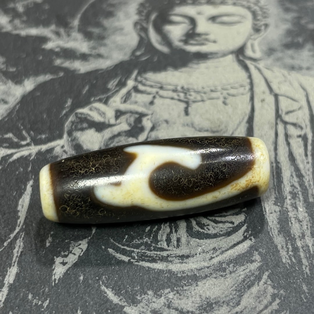 A Exquisite Ru yi Two Eye Dzi bead: A Exquisite Ru yi Two Eye Dzi bead,Qing Dynasty, China,Size:0.4inx1.2in 如意两眼天珠,中国清代