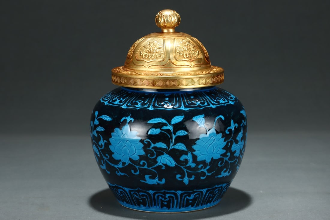 A Exquisite Peacock Blue Glazed Lotus Pattern Jar - 3