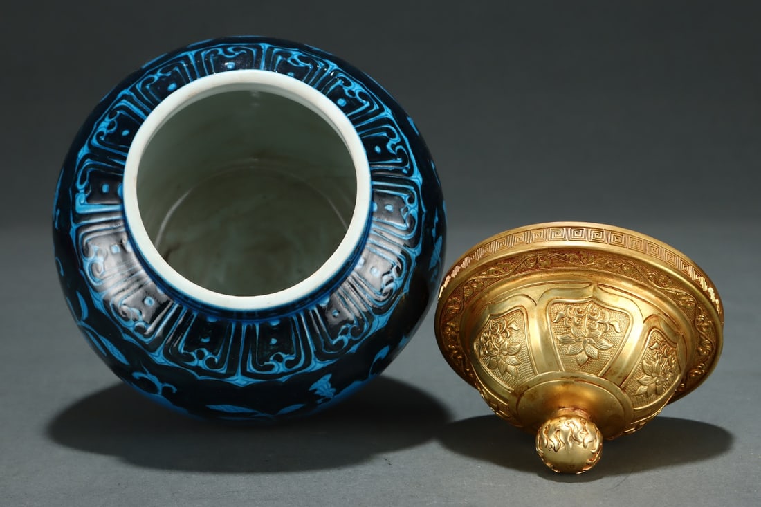 A Exquisite Peacock Blue Glazed Lotus Pattern Jar - 7