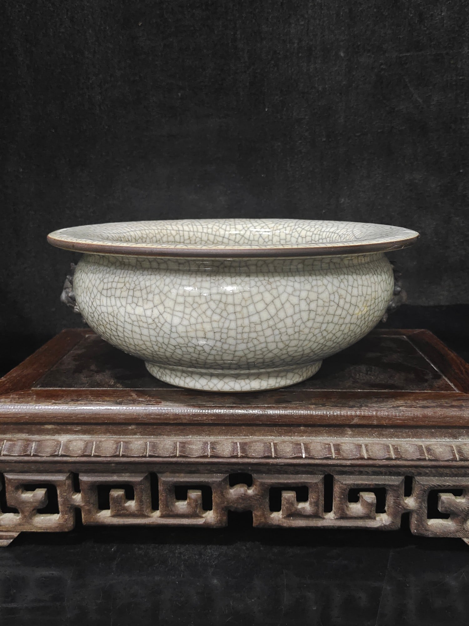 A Exquisite Ge Yao Double-Ears Censer: A Exquisite Ge Yao Double-Ears Censer,Ming Dynasty, China,Chenghua Four-character Mark,Size:3.1inx7.9in 哥窑双耳香炉,中国明代,成ࡏ