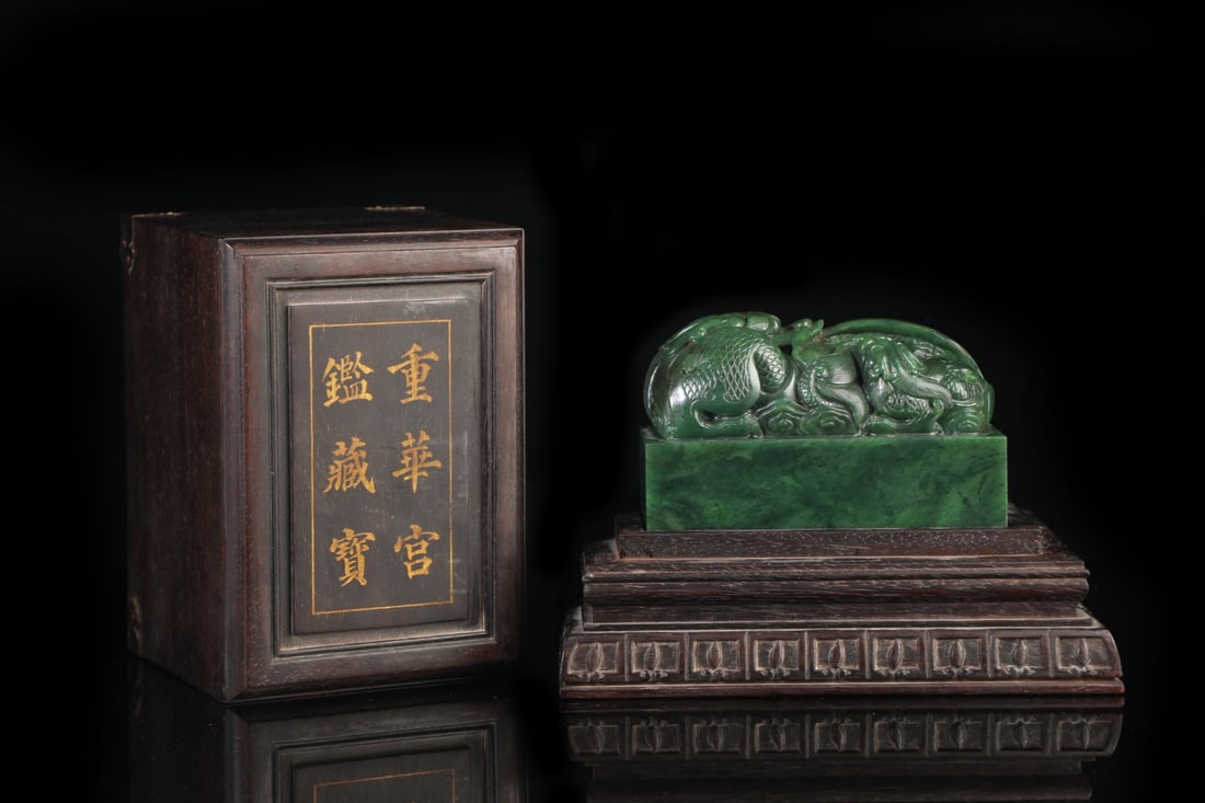 A Exquisite Hotan Jasper Dragon Seal: A Exquisite Hotan Jasper Dragon Seal,Qing Dynasty, China,Size:3.5inx5.9inx4.1in,Weight:3380g 和田碧玉龙印章,中国清代