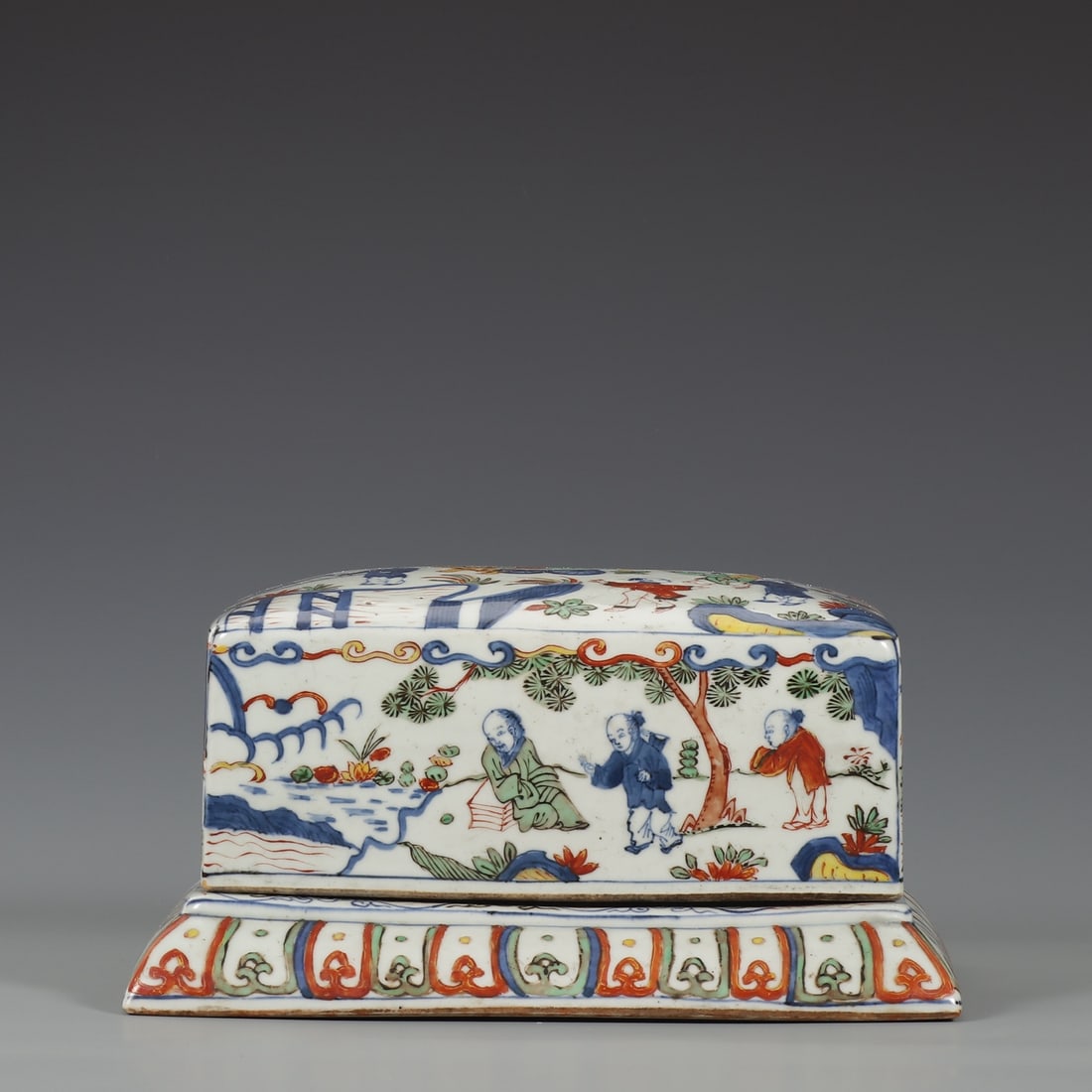 A Exquisite Wucai Figures Pattern Box (1 of 9)