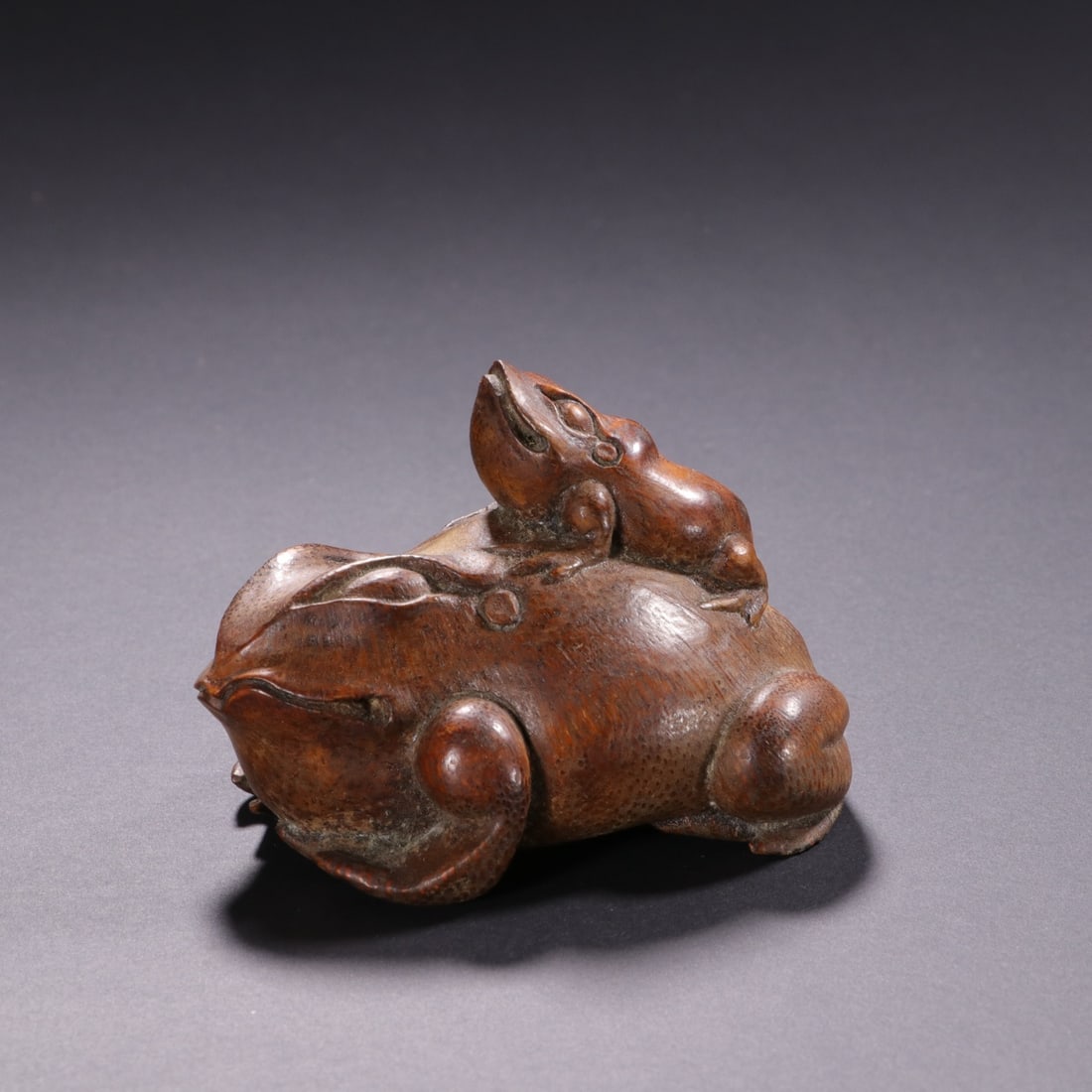A Exquisite Bamboo Carved Golden Toad Ornament: A Exquisite Bamboo Carved Golden Toad Ornament,Qing Dynasty, China,Size:2.9inx2inx2in 竹雕蟾形摆件,中国清代