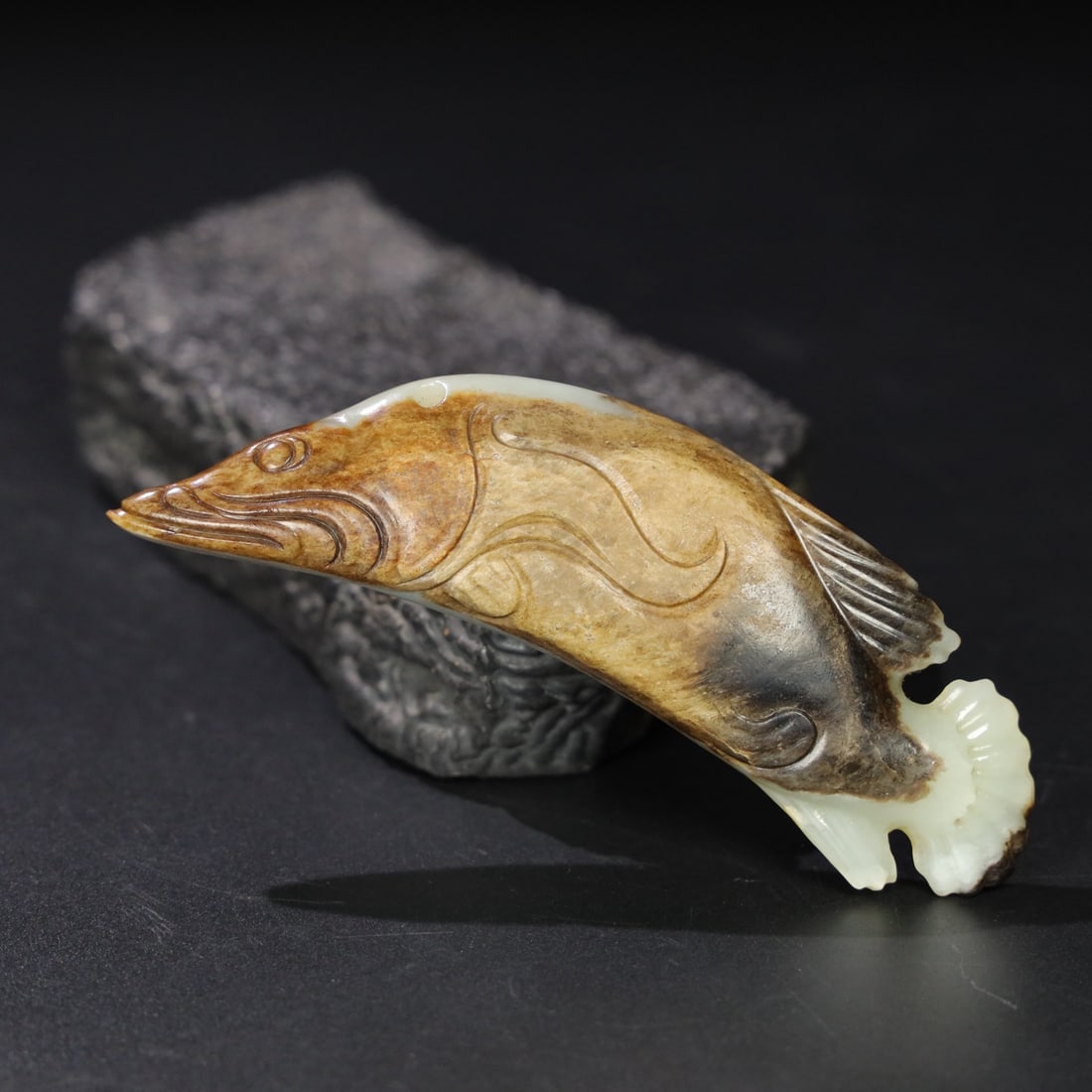 A Exquisite Hotan Jade Fish Ornament: A Exquisite Hotan Jade Fish Ornament,Han Dynasty, China,Size:4.4inx1.3inx0.6in,Weight:69.2g 和田玉鱼摆件,中国汉代