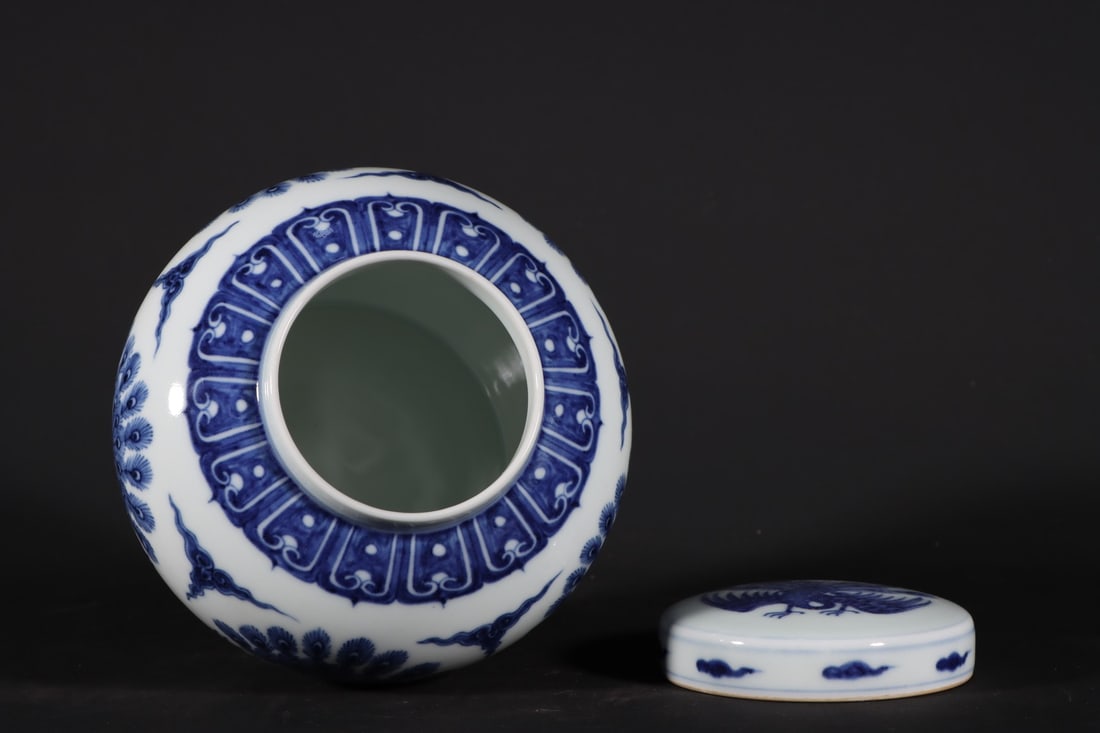 A Exquisite Blue and White Phoenix Pattern Jar - 8
