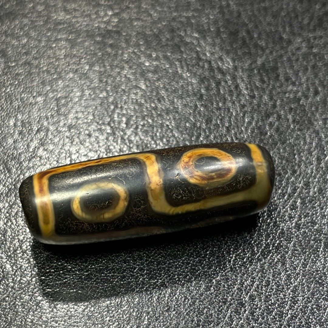 A Exquisite Six Eyes Dzi bead: A Exquisite Six Eyes Dzi bead,Qing Dynasty, China,Size:0.5inx1.4in 六眼天珠,中国清代