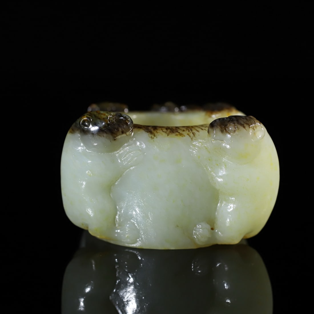 A Exquisite Hotan Jade Bear Thumb Ring: A Exquisite Hotan Jade Bear Thumb Ring,Qing Dynasty, China,Size:2.6inx2.4inx1.4in 和田玉熊扳指,中国清代
