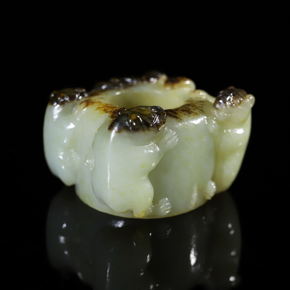 A Exquisite Hotan Jade Bear Thumb Ring - 2