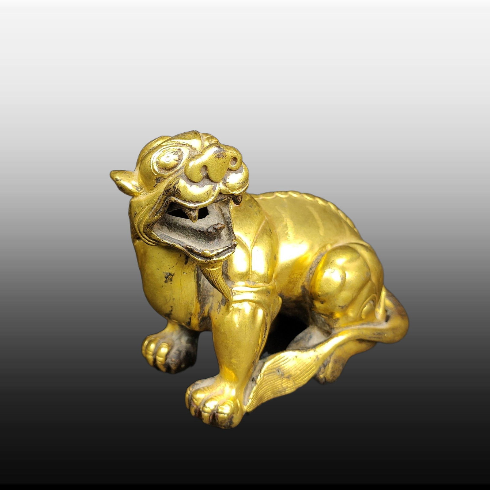 A Exquisite Gilt Bronze Auspicious Beast Paper Weight: A Exquisite Gilt Bronze Auspicious Beast Paper Weight,Ming Dynasty, China,Size:3.1inx3.9in,Weight:556g 铜鎏金瑞兽镇纸,中国明代