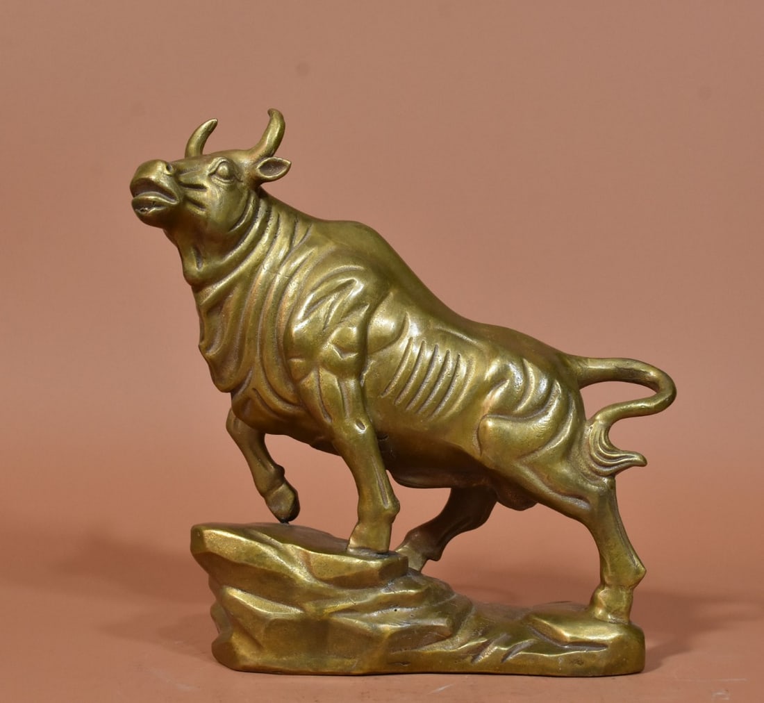 A Exquisite Gilt Bronze Buffalo Ornament: A Exquisite Gilt Bronze Buffalo Ornament,Qing Dynasty, China,Size:7.9inx7.9in,Weight:1450g 铜鎏金牛摆件,中国清代