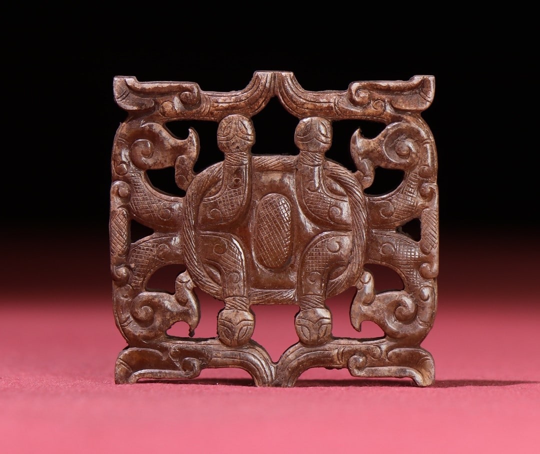 A Exquisite Gaogu Jade Dragon Pendant: A Exquisite Gaogu Jade Dragon Pendant,Han Dynasty, China,Size:1.9inx1.8inx0.2in,Weight:23g 高古玉龙玉佩,中国汉代