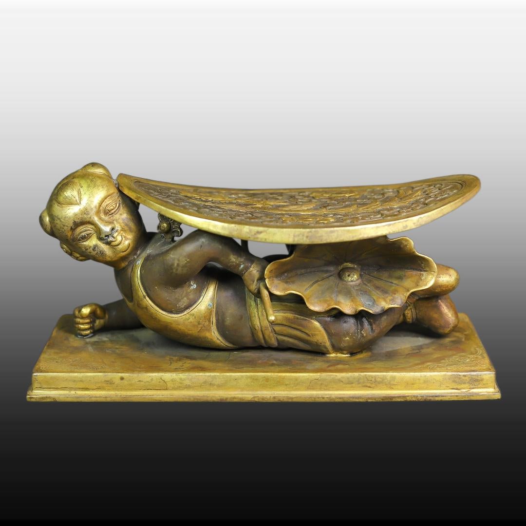 A Exquisite Gilt Bronze Figures Pillow: A Exquisite Gilt Bronze Figures Pillow,Qing Dynasty, China,Size:3.9inx7.5in(PulsePillow),Weight:722g 铜鎏金人形脉枕,中国清代