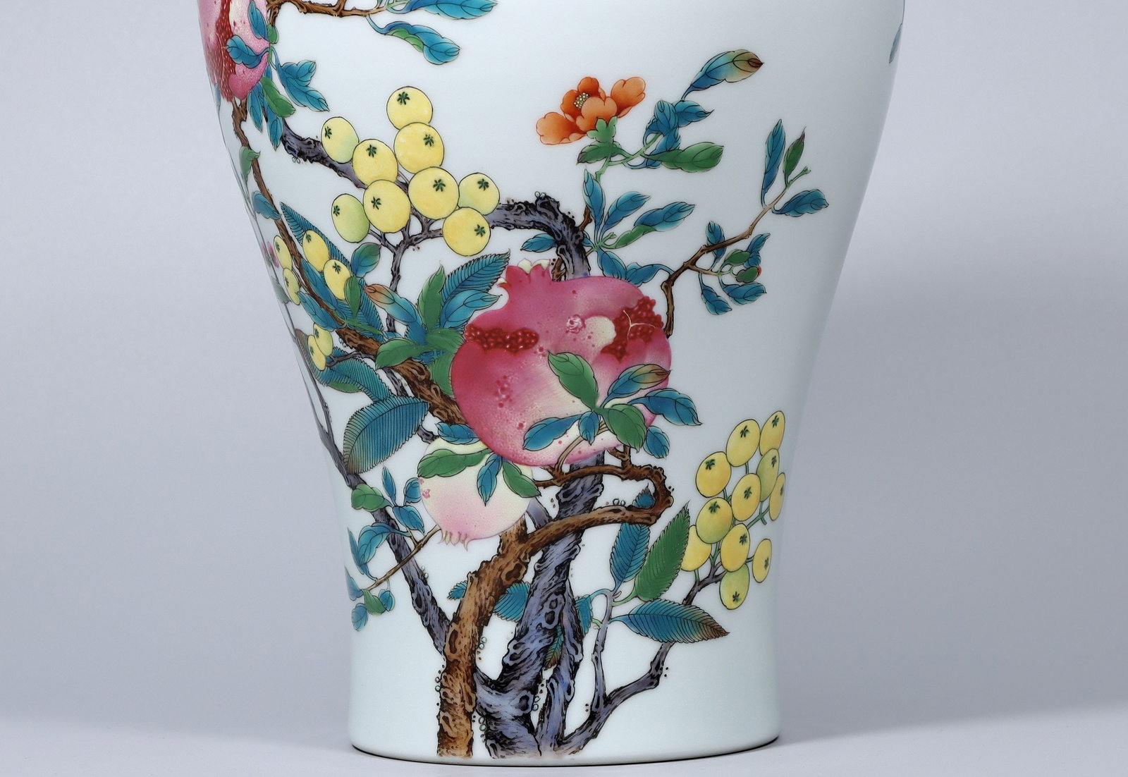 A Exquisite Enamel Three Fruit Pattern Vase - 3