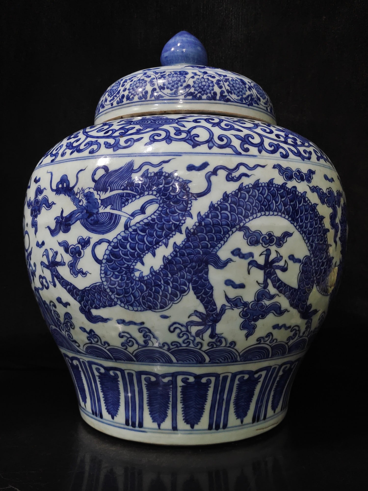 A Exquisite Blue and White Dragon Pattern Jar (1 of 9)