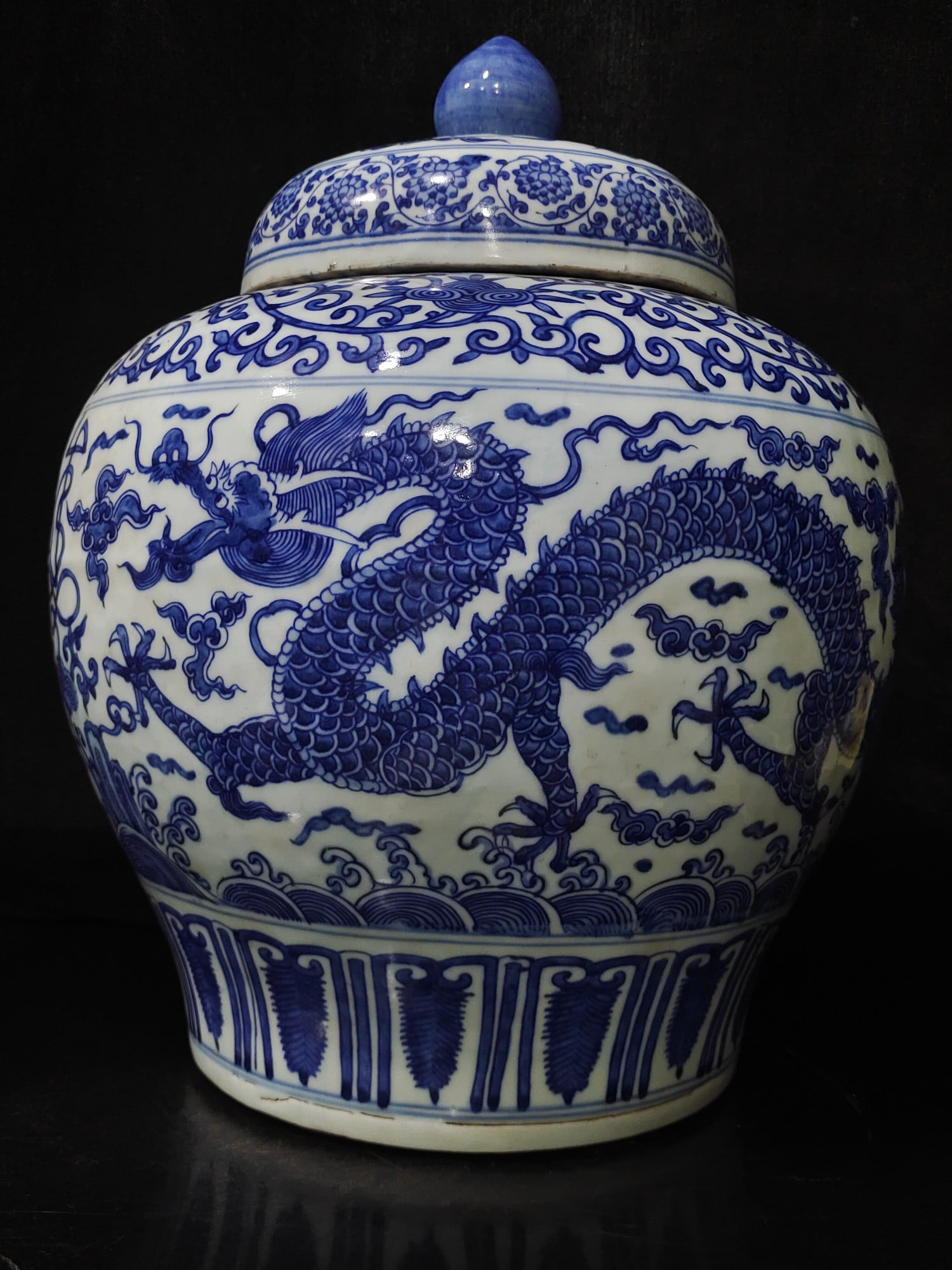 A Exquisite Blue and White Dragon Pattern Jar - 2