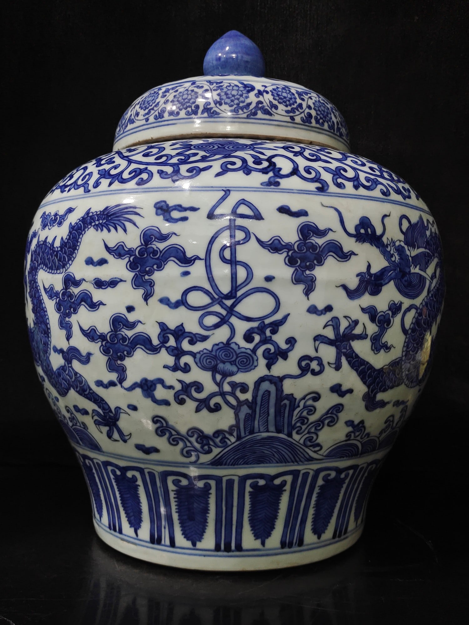 A Exquisite Blue and White Dragon Pattern Jar - 3