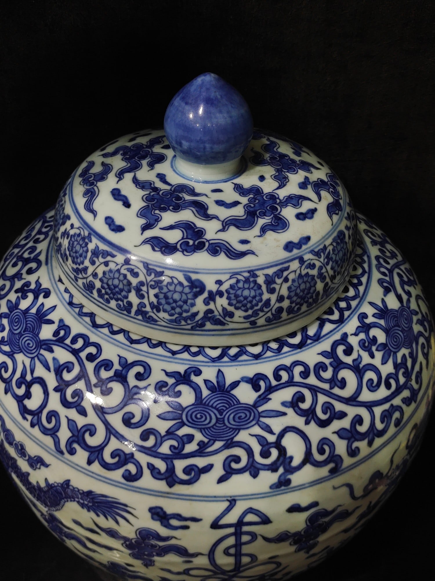 A Exquisite Blue and White Dragon Pattern Jar - 4
