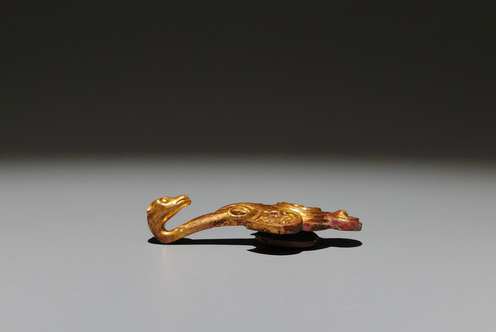 A Exquisite Gilt Bronze Bird Handheld Carving: A Exquisite Gilt Bronze Bird Handheld Carving,Han Dynasty, China,Size:3inx1.5in,Weight:g 铜鎏金鸟手把件,中国汉代