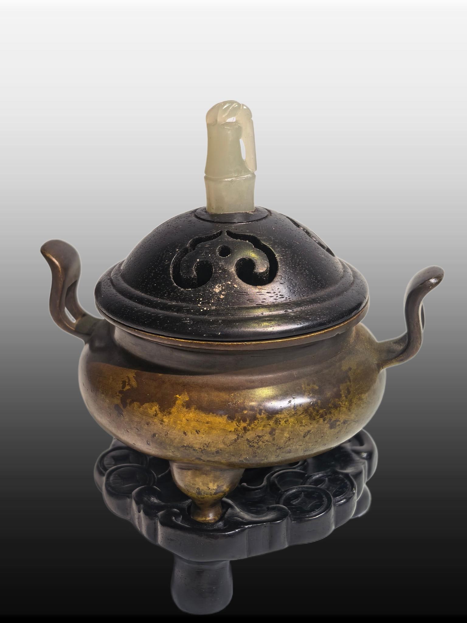 A Exquisite Coppery Double-Ears Tripod Censer: A Exquisite Coppery Double-Ears Tripod Censer,Ming Dynasty, China,Xuande Six-character Mark,Size:3.5inx2.8inx3.5in,Weight:293g
