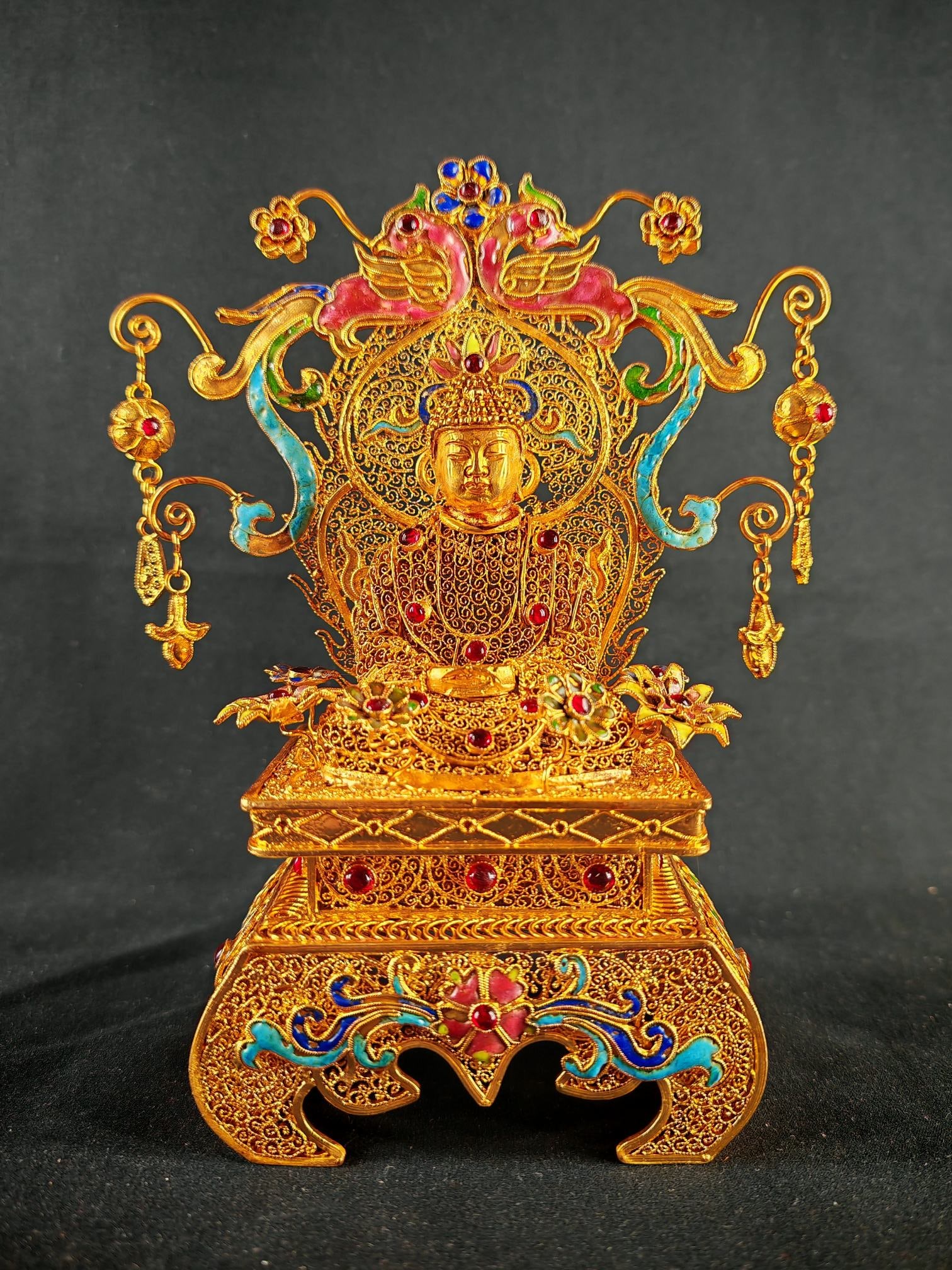 A Exquisite Filigree Gilt Inlaid Gems Buddha statue: A Exquisite Filigree Gilt Inlaid Gems Buddha statue,Qing Dynasty, China,Qianlong Four-character Mark,Size:5.9inx7.1in 花丝鎏金镶嵌宝石佛像,&