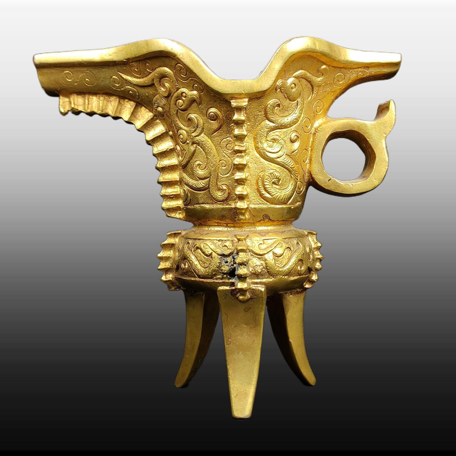 A Exquisite Gilt Bronze Dragon Pattern Goblet: A Exquisite Gilt Bronze Dragon Pattern Goblet,Han Dynasty, China,Size:4.7inx4.7in,Weight:776g 铜鎏金龙纹爵杯,中国汉代