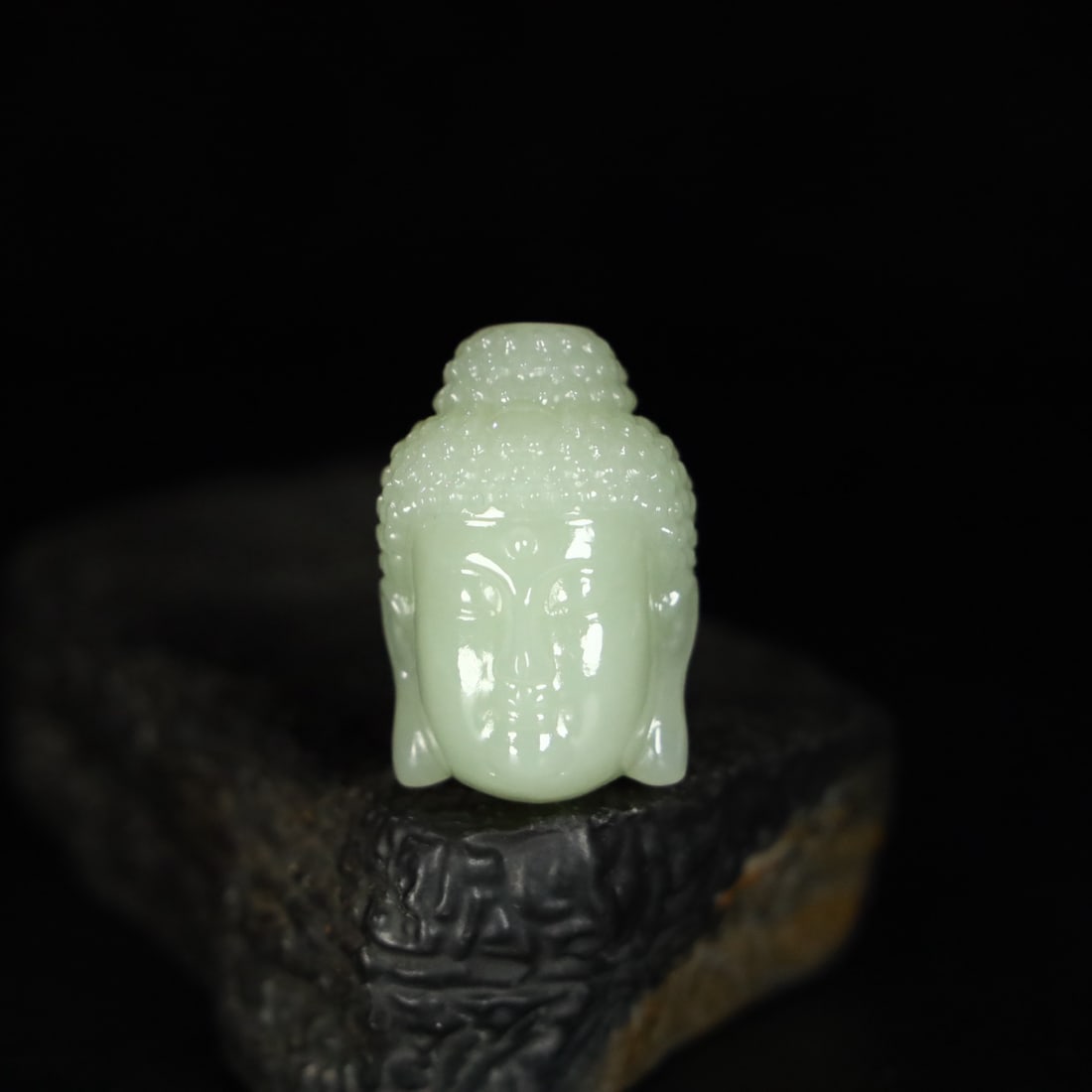 A Exquisite Hotan Jade Buddha Head: A Exquisite Hotan Jade Buddha Head,Qing Dynasty, China,Size:1.2inx1.1inx1.7in,Weight:55g 和田玉佛头,中国清代