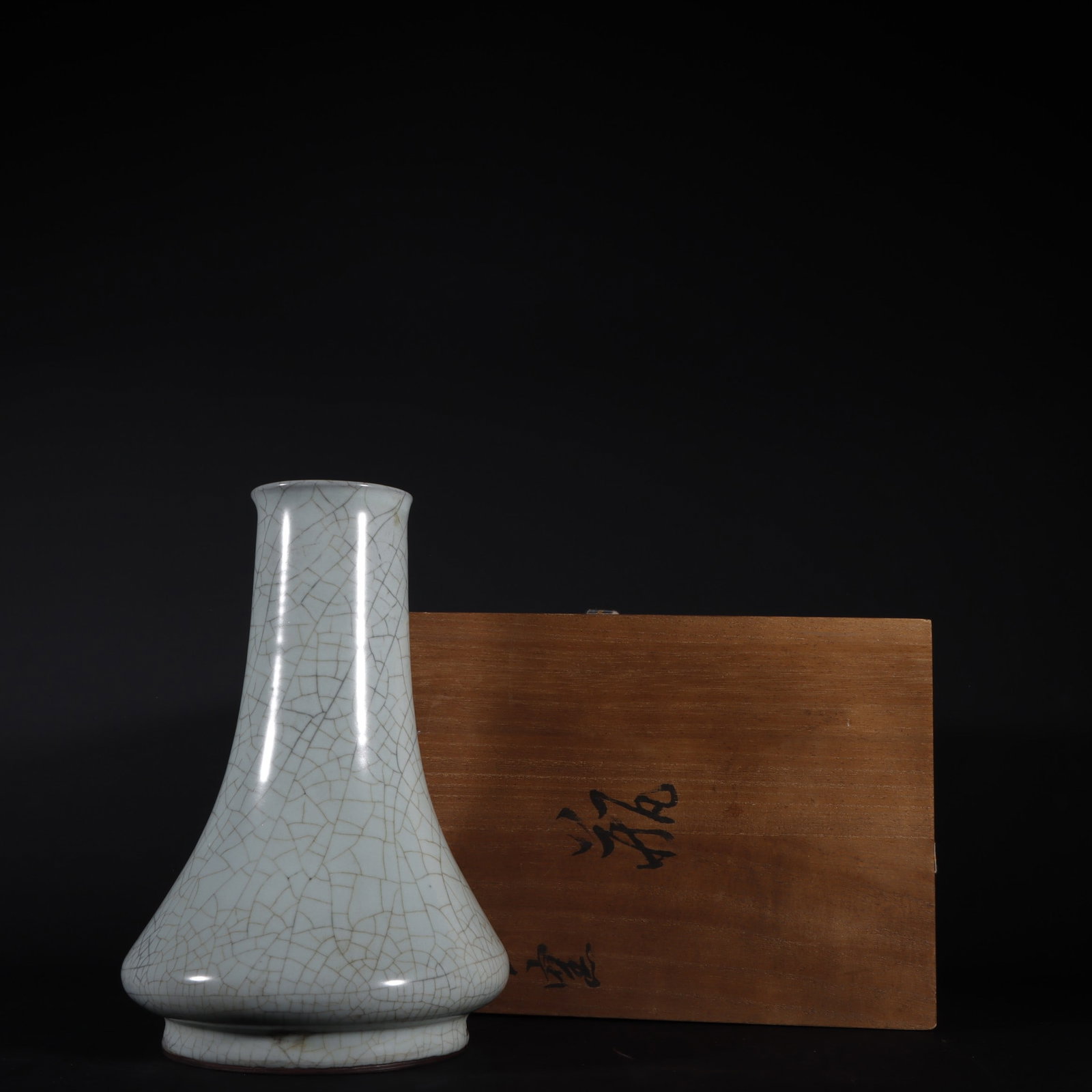 A Exquisite Guan yao Moon White Glazed Vase: A Exquisite Guan yao Moon White Glazed Vase,Song Dynasty, China,Size:9.1inx6.1in 官窑月白釉瓶,中国宋代