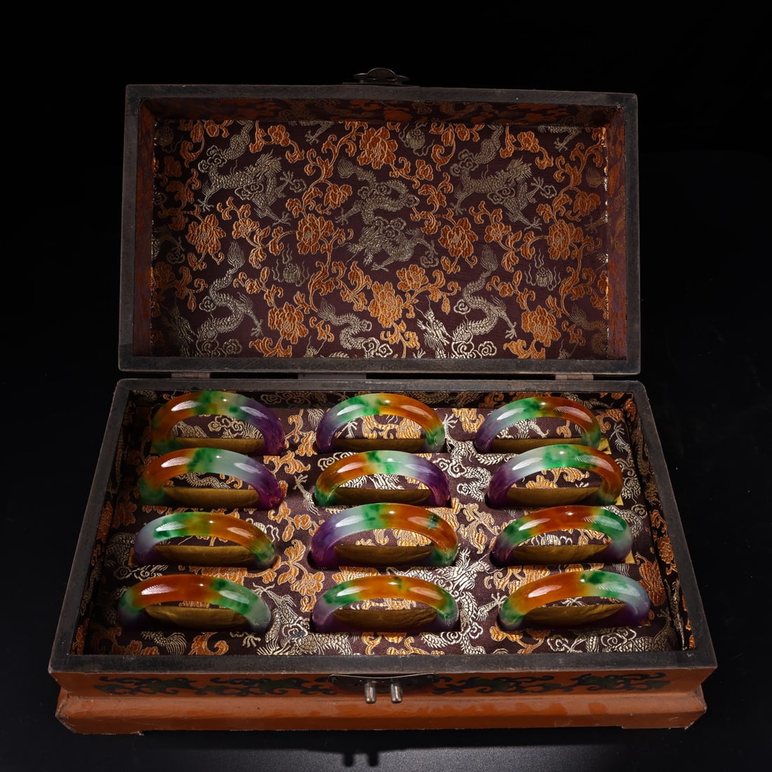 A Set of Exquisite Jadeite Bracelets: A Set of Exquisite Jadeite Bracelets,Qing Dynasty, China, ,Weight:2796g 一套翡翠手镯,中国清代