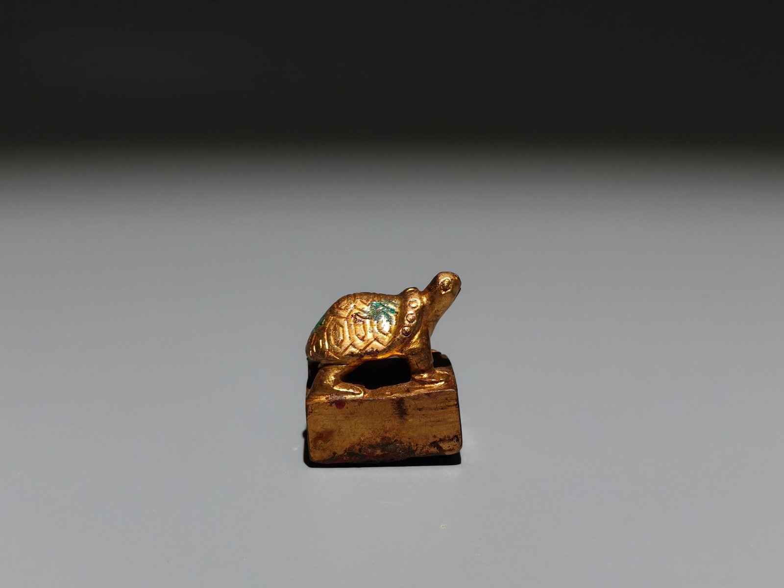 A Exquisite Gilt Bronze Turtle Seal: A Exquisite Gilt Bronze Turtle Seal,Han Dynasty, China,Size:1inx0.9inx0.8in,Weight:g 铜鎏金龟印章,中国汉代