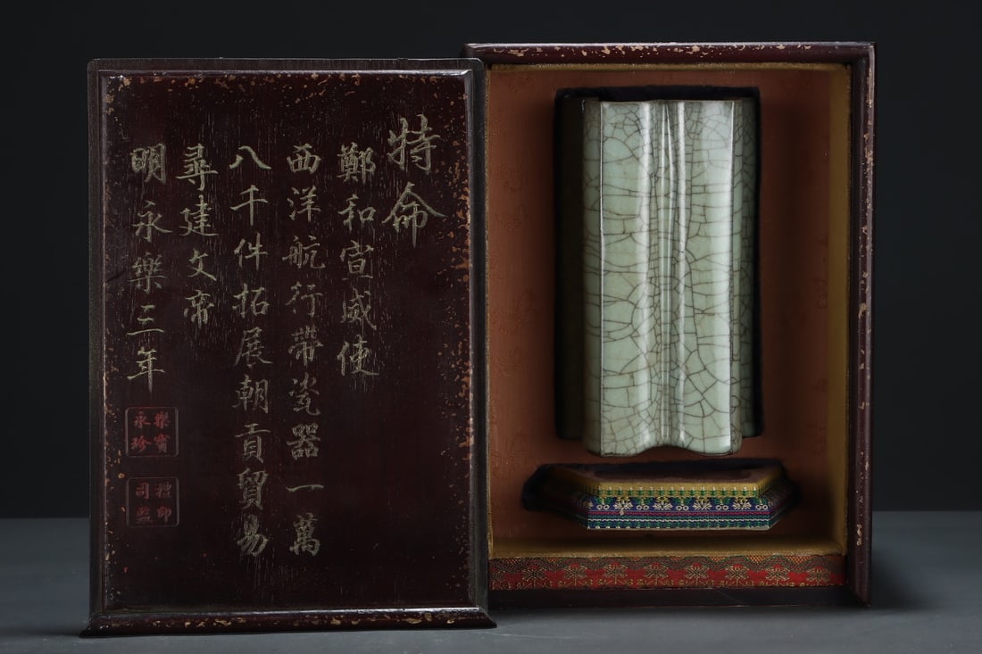 A Exquisite Guan yao Flower-shaped Brush Pot: A Exquisite Guan yao Flower-shaped Brush Pot,Song Dynasty, China,Size:8.9inx5.2in 官窑花形笔筒,中国宋代