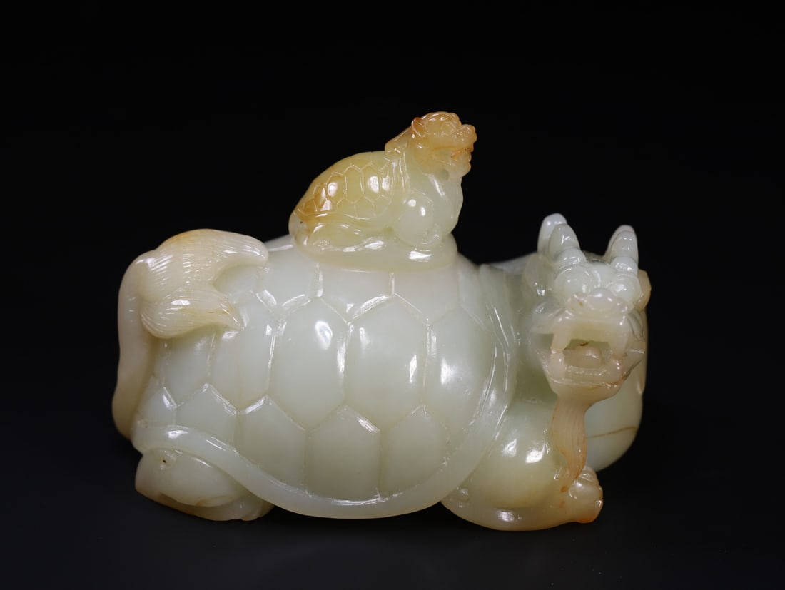 A Exquisite Hotan Jade Tortoise Ornament: A Exquisite Hotan Jade Tortoise Ornament,Han Dynasty, China,Size:2.8inx3.8inx2.3in,Weight:351.6g 和田玉龟摆件,中国汉代