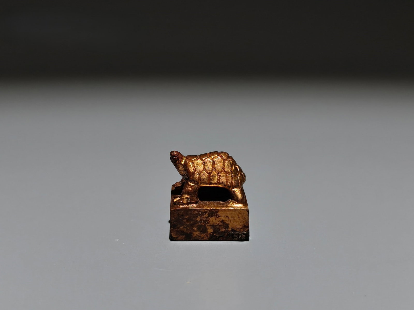 A Exquisite Gilt Bronze Turtle Seal: A Exquisite Gilt Bronze Turtle Seal,Han Dynasty, China,Size:0.9inx0.8inx0.8in,Weight:g 铜鎏金龟印章,中国汉代
