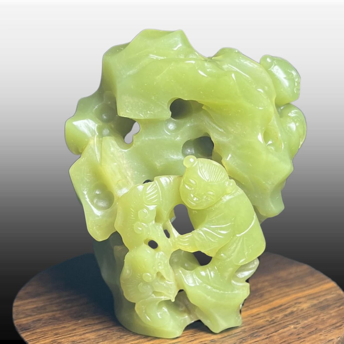 A Exquisite Hotan Yellow Jade Figures Ornament: A Exquisite Hotan Yellow Jade Figures Ornament,Qing Dynasty, China,Size:2.4inx1.7inx2.9in,Weight:191g 和田黄玉人物摆件,中国清代