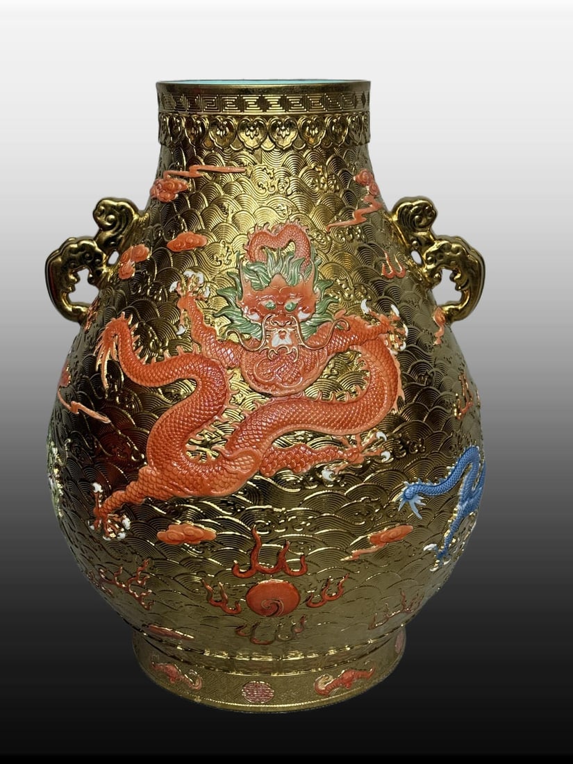 A Exquisite Gold Ground Dragon Pattern Vase: A Exquisite Gold Ground Dragon Pattern Vase,Qing Dynasty, China,Qianlong Six-character Mark,Size:18.9inx15.7in