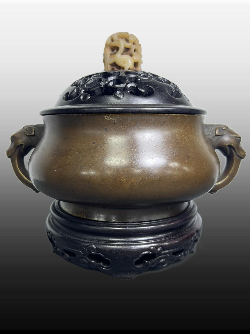 A Exquisite Bronze Beast-Ears Censer: A Exquisite Bronze Beast-Ears Censer,Ming Dynasty, China,With Mark,Size:5.9inx9.1inx7.9in,Weight:2718g 铜兽耳炉,中国明代,带款