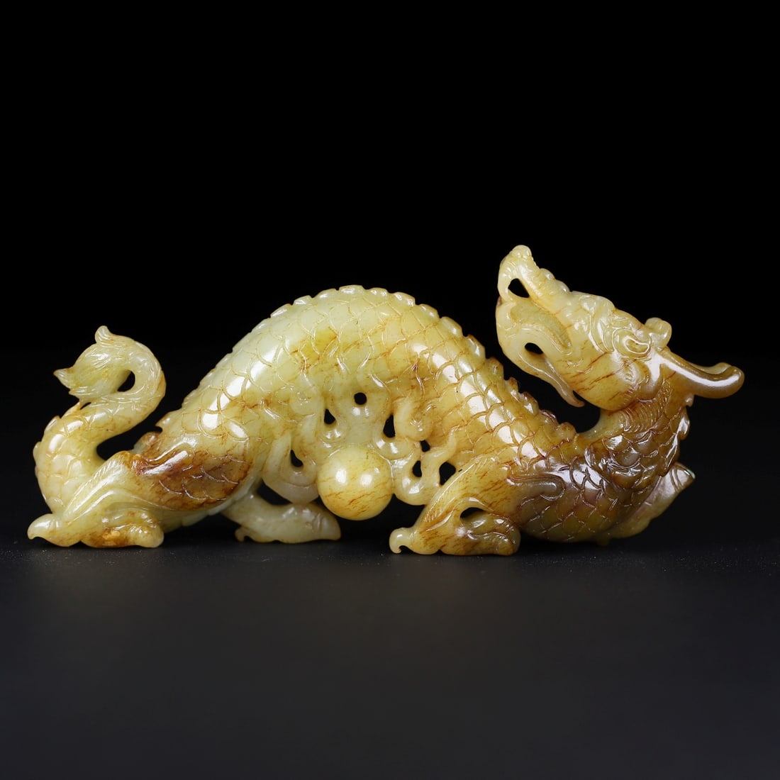 A Exquisite Hotan Jade Dragon Ornament: A Exquisite Hotan Jade Dragon Ornament,Ming Dynasty, China,Size:5.1inx2.2inx0.9in,Weight:145.4g 和田玉龙摆件,中国明代