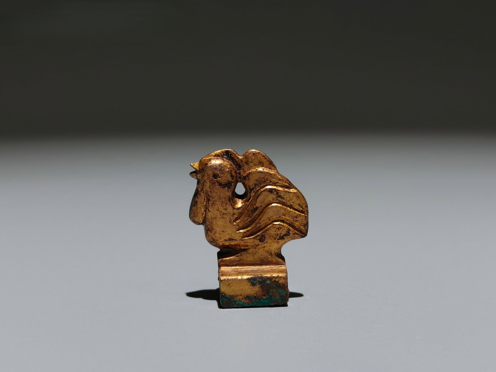 A Exquisite Gilt Bronze Fowl Seal: A Exquisite Gilt Bronze Fowl Seal,Han Dynasty, China,Size:1.4inx1.1inx0.6in,Weight:g 铜鎏金鸡印章,中国汉代