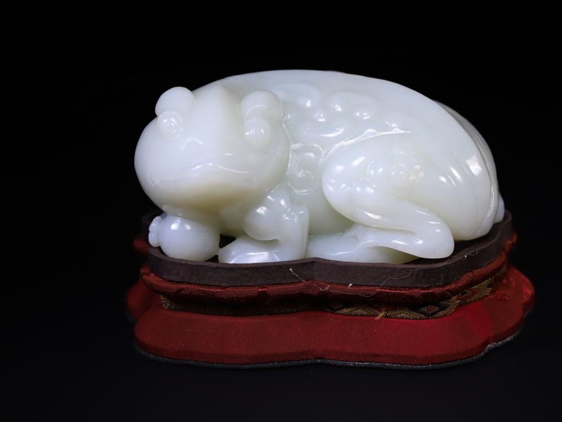 A Exquisite Hotan Jade Golden Toad Ornament: A Exquisite Hotan Jade Golden Toad Ornament,Qing Dynasty, China,Size:2.2inx4inx2.5in,Weight:606.6g 和田玉金蟾摆件,中国清代