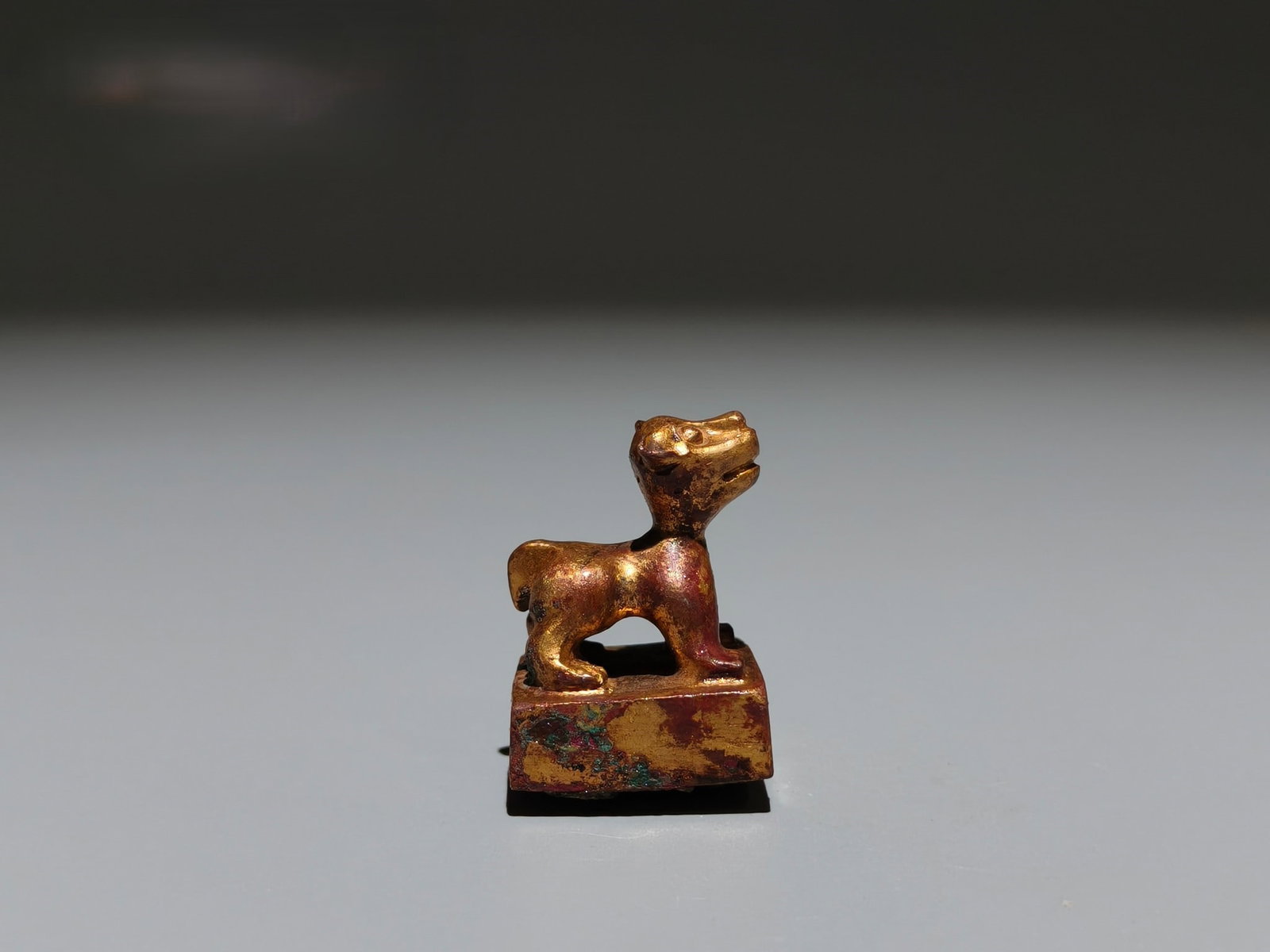 A Exquisite Gilt Bronze Auspicious Beast Seal: A Exquisite Gilt Bronze Auspicious Beast Seal,Han Dynasty, China,Size:1.3inx0.9in,Weight:g 铜鎏金瑞兽印章,中国汉代