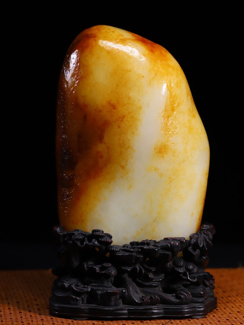 A Exquisite Hotan Jade Ornament: A Exquisite Hotan Jade Ornament,Qing Dynasty, China,Size:7.1inx4.8inx2.5in,Weight:2695g 和田玉摆件,中国清代