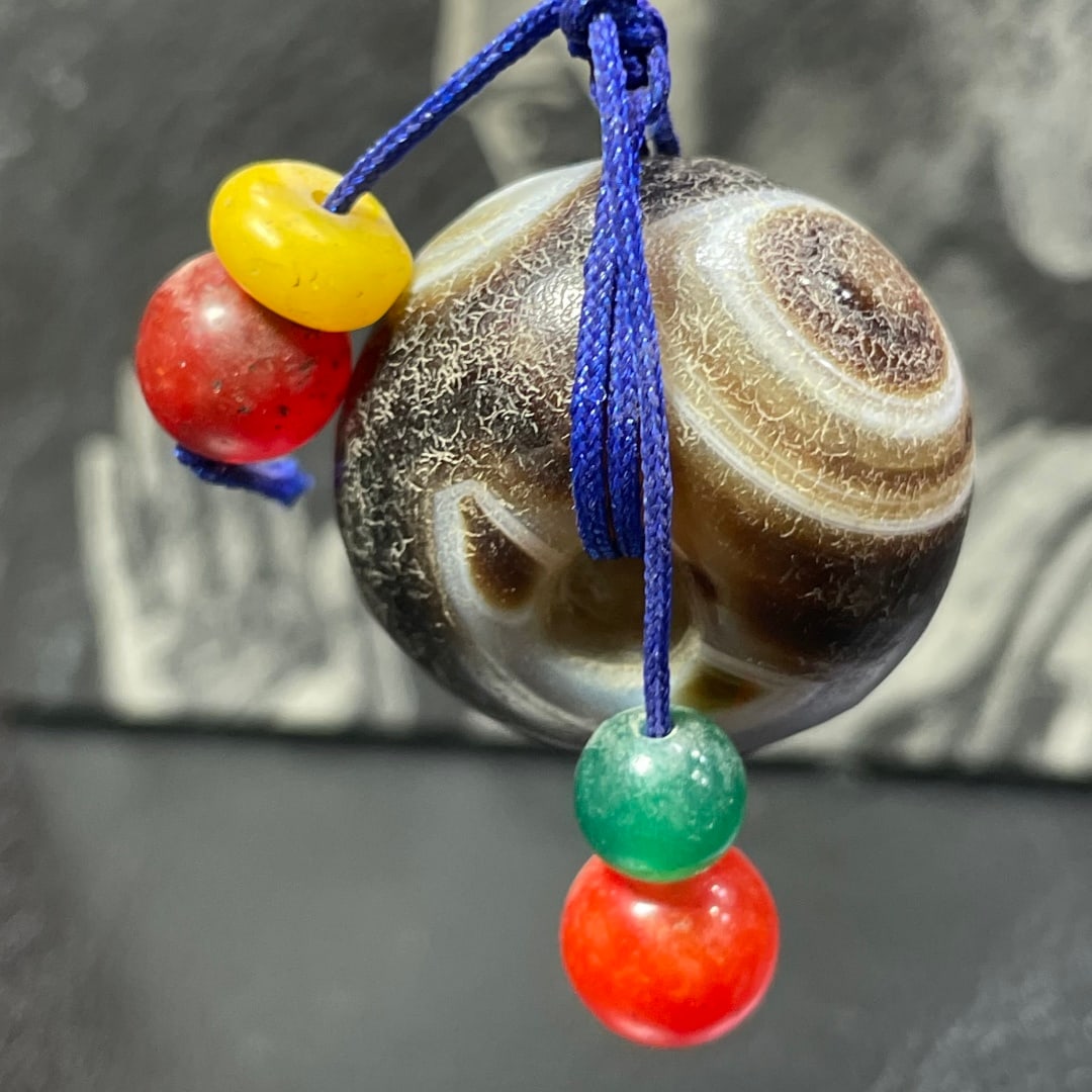 A Exquisite Two Eye Dzi bead: A Exquisite Two Eye Dzi bead,Qing Dynasty, China,Size:0.7inx0.9in 两眼天珠,中国清代