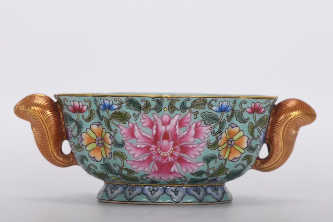 A Exquisite Enamel Green Ground Flower Pattern Double Ears Bowl: A Exquisite Enamel Green Ground Flower Pattern Double Ears Bowl,Qing Dynasty, China,Qianlong Four-character Mark,Size:1.9inx3.9inx5.3inx2.4in