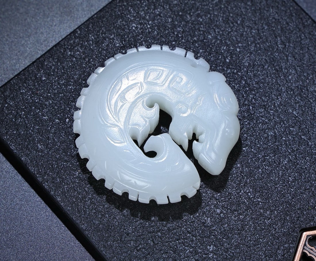 A Exquisite Hetian White Jade Dragon Jade Bi: A Exquisite Hetian White Jade Dragon Jade Bi,Qing Dynasty, China,Size:2.1inx2inx0.5in,Weight:59g 和田白玉龙玉壁,中国清代