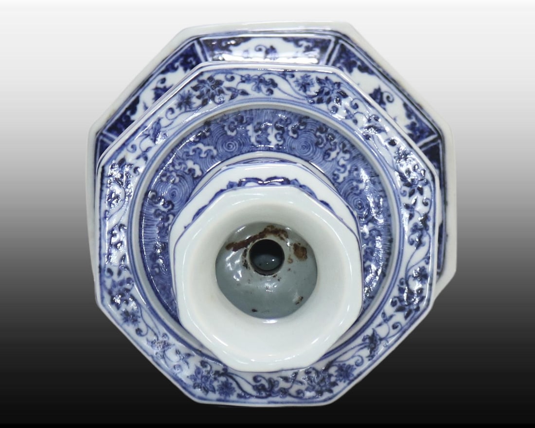 A Exquisite Blue and White Flower Pattern Candlestick - 5