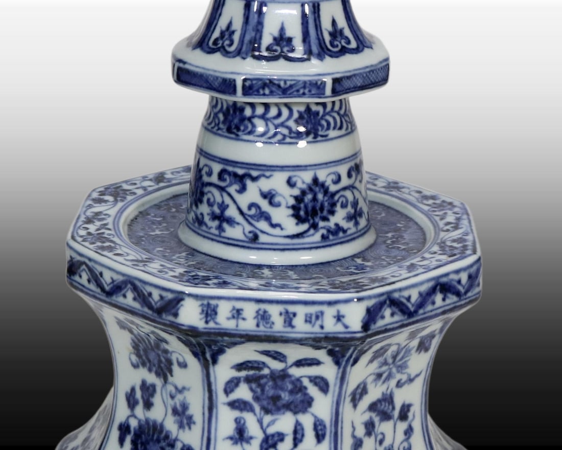 A Exquisite Blue and White Flower Pattern Candlestick - 7
