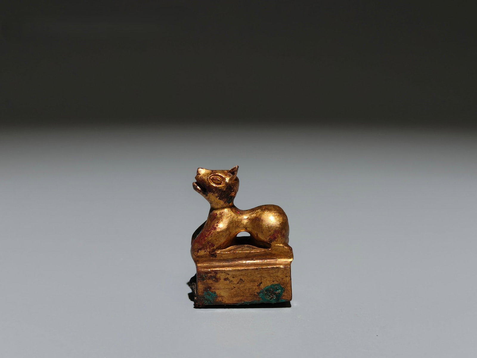 A Exquisite Gilt Bronze Auspicious Beast Seal: A Exquisite Gilt Bronze Auspicious Beast Seal,Han Dynasty, China,Size:1.3inx1inx0.9in,Weight:g 铜鎏金瑞兽印章,中国汉代
