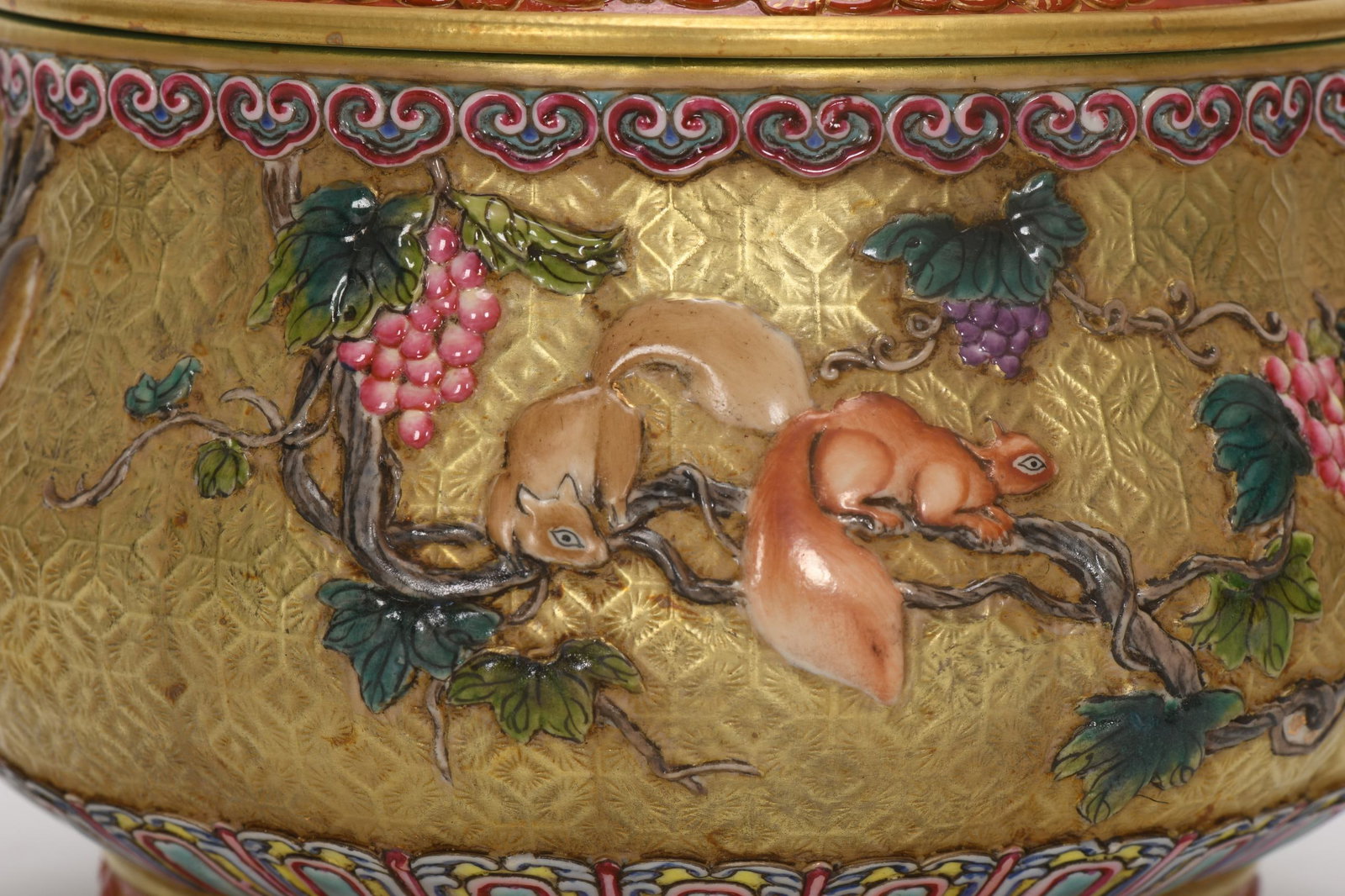 A Exquisite Enamel Gold Ground Squirrel Pattern Double Ears Jar - 4