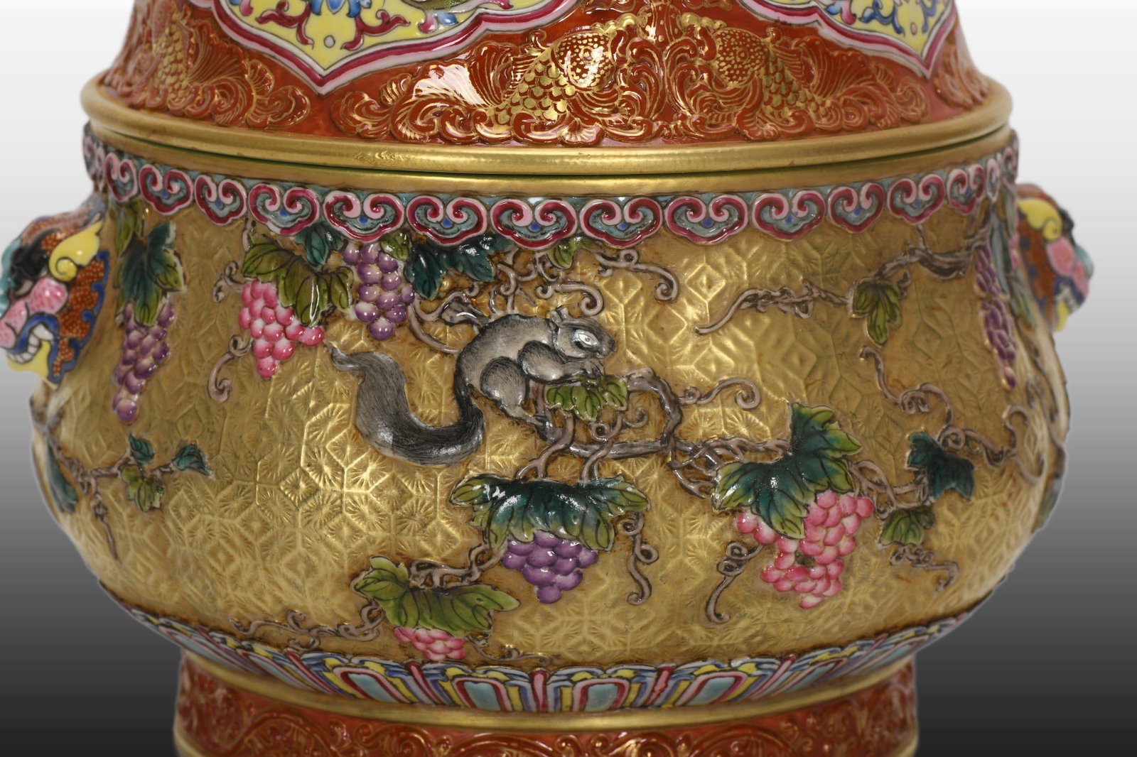 A Exquisite Enamel Gold Ground Squirrel Pattern Double Ears Jar - 5
