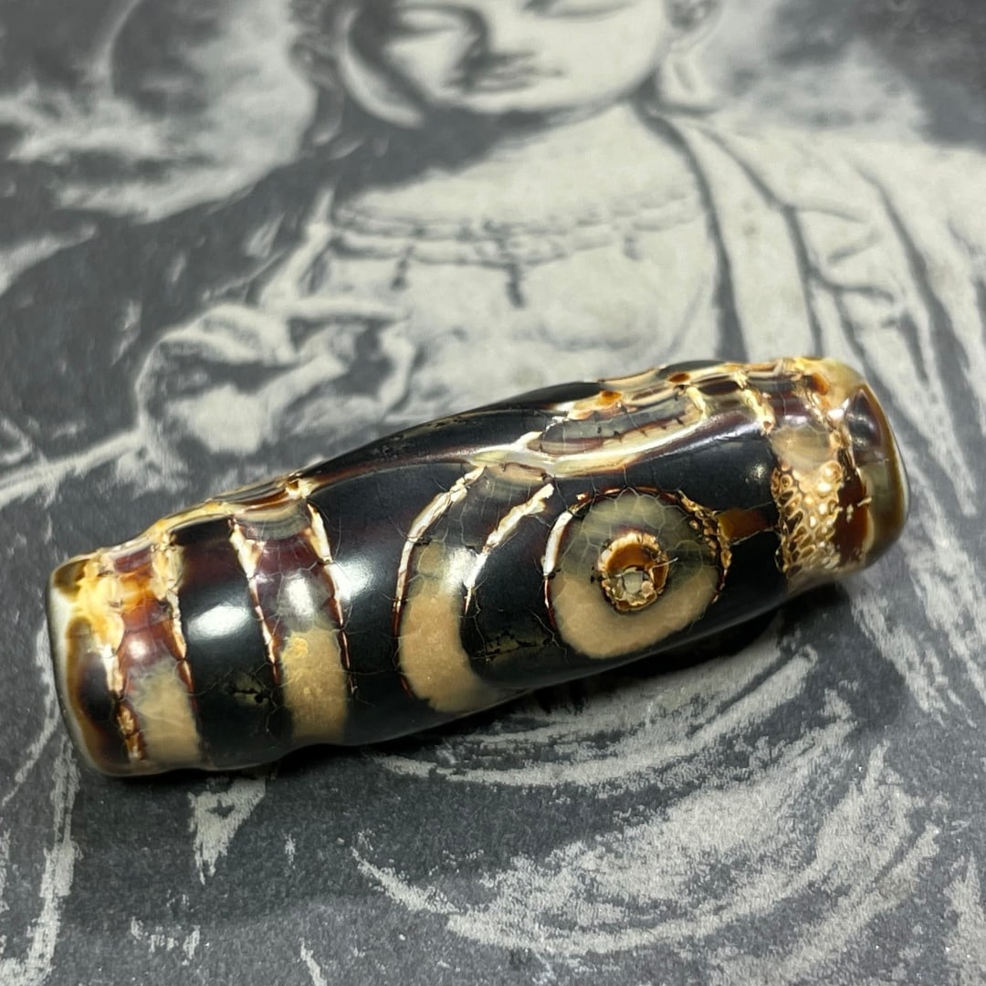 A Exquisite Two Eye Dzi bead: A Exquisite Two Eye Dzi bead,Qing Dynasty, China,Size:0.5inx1.4in 两眼天珠,中国清代